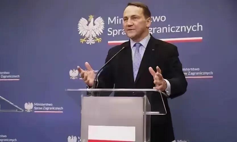 波兰外长的“脱衣舞”，南海管得宽，自家裤腰带却管不住！波兰外交部国务秘书巴尔