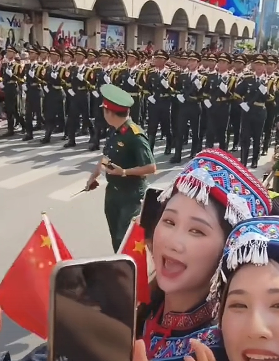 咱们的仪仗大队前几天在越南胡志明市掀起的这股绿旋风，可谓所到之处，大街小巷要么“花枝乱颤”，要么“花