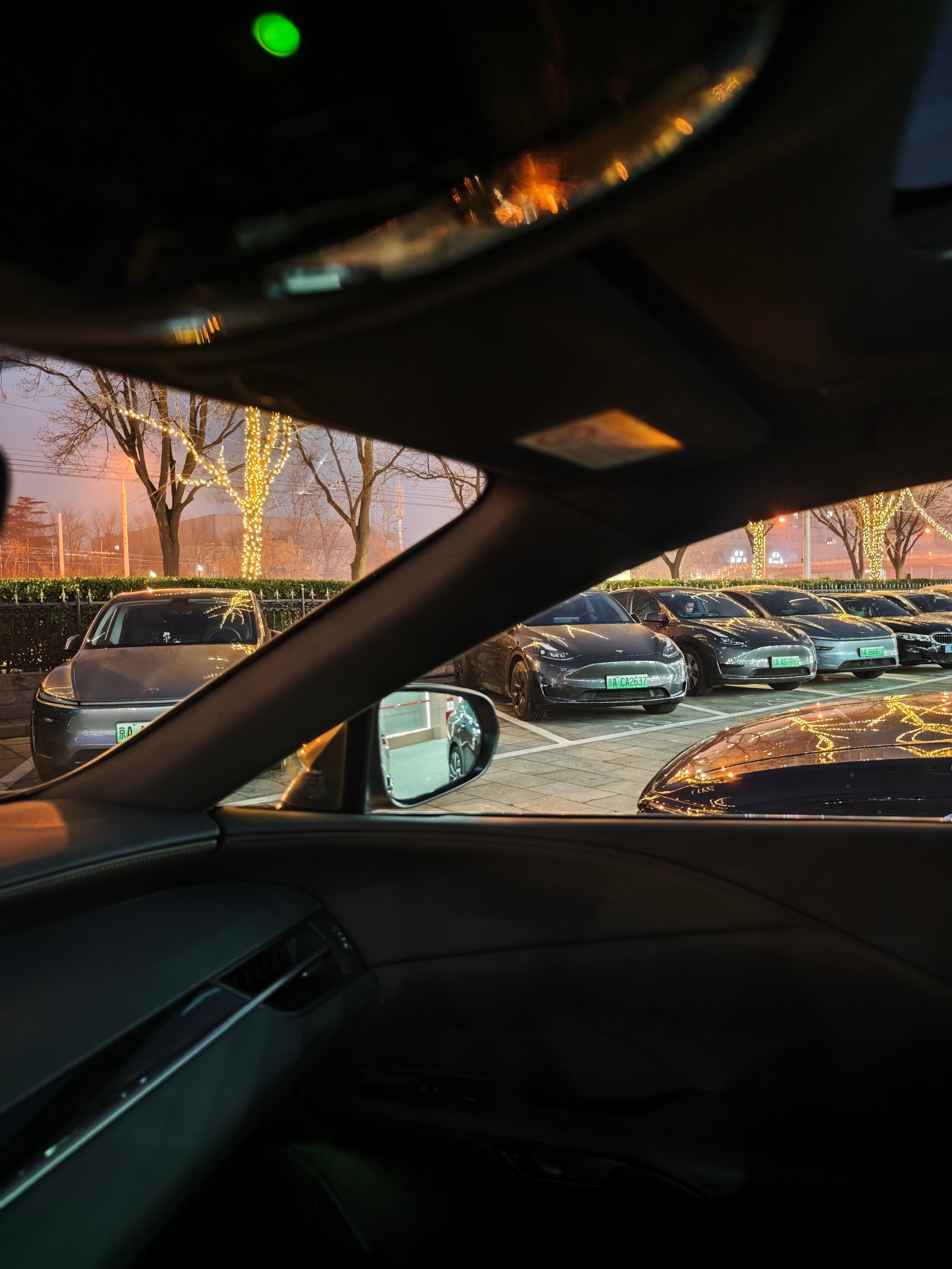 我停好车，一抬头对面四台特斯拉ModelY，两个新款、两个老款左手边两台特斯拉