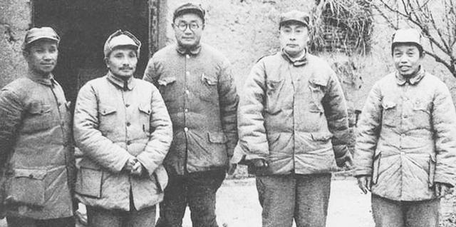 抗日战争中，新四军师长谭震林收到一份来自茅山的电报，忽然脸色大变，大声喊道：“你