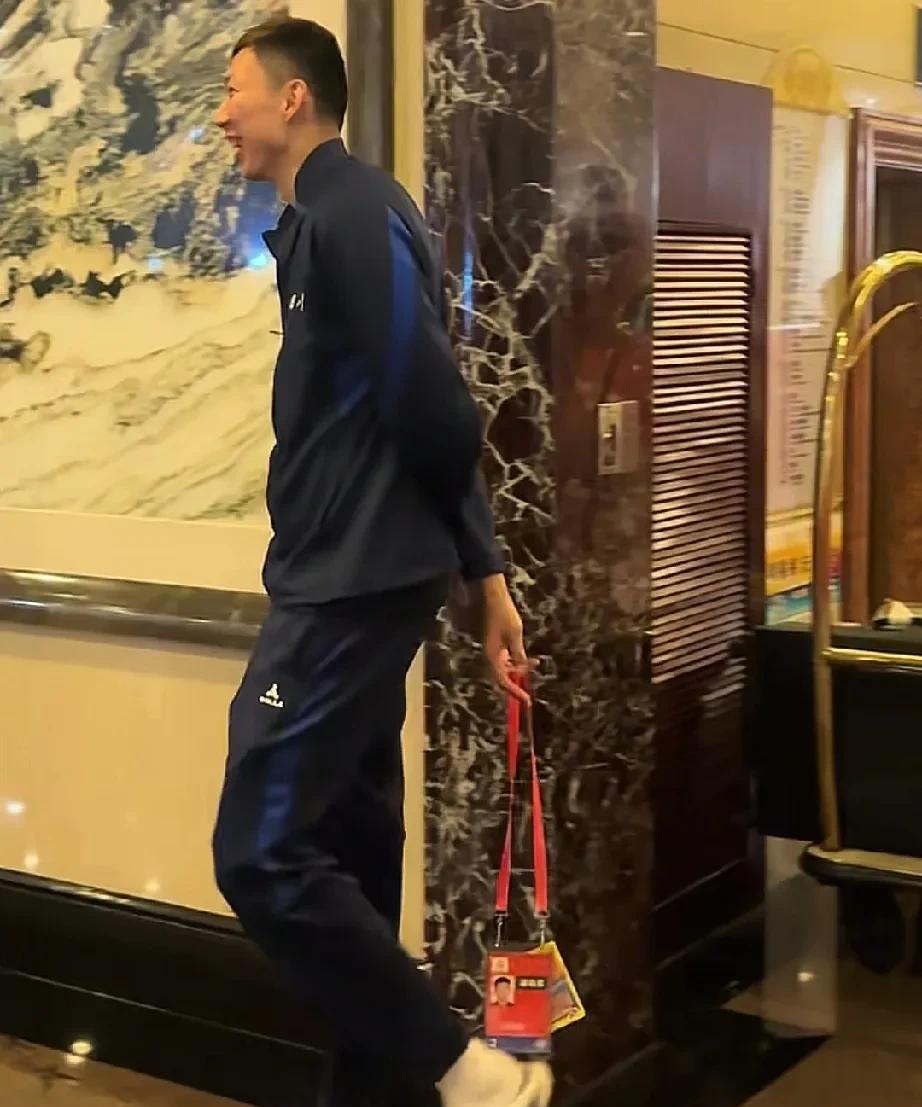 周琦与杜峰问好，全运会男篮来了！全运会男篮即将开始，各支球队也陆续的来到了广东