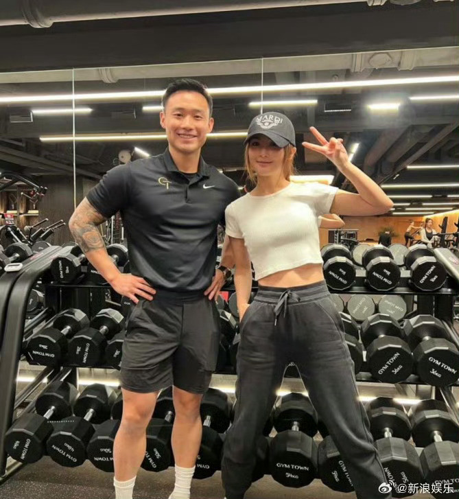 阿Sa蔡卓妍官宣恋情据说是比她小了9岁，男方是健身教练，看着还挺帅的，他俩真的挺