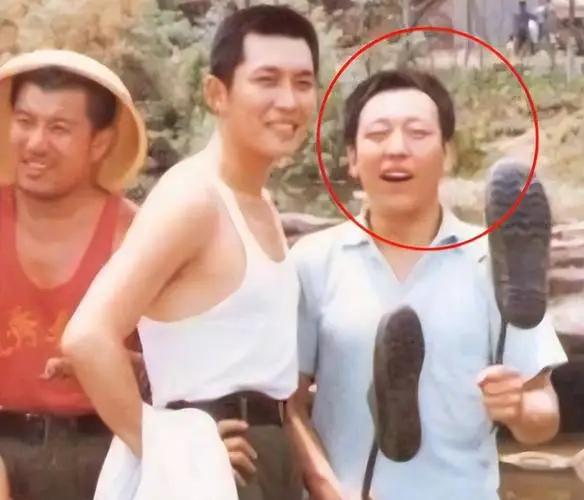 唐国强和倪大红竟然同框过，还是是同龄人。认出来倪大红没？举着鞋子搞笑的是倪大红。