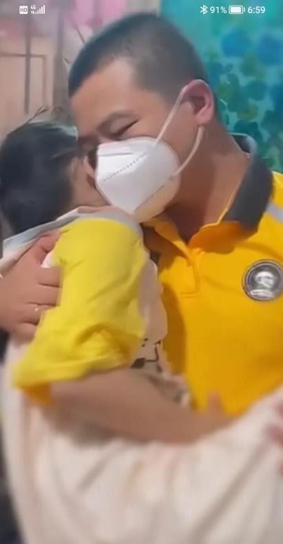 心痛，女儿得白血病花光了家里所有积蓄，爸爸眼里浸着泪给女儿说：女儿啊！爸对不起你