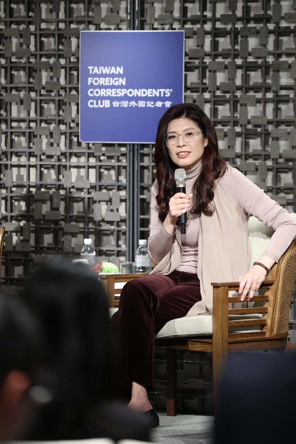 徐欣莹作乱要求临时叫停初选，国民党中央快速回应：陈见贤参选资格符合规定！徐欣