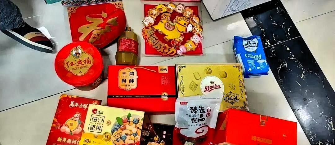 昨晚深圳一家公司年会临近散场时主持人抛出一句“能不能现场把一月工资发了”时全场屏