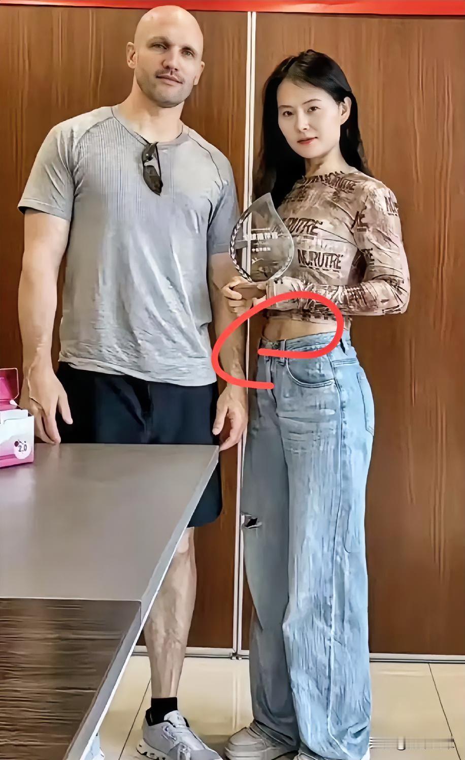 天道好轮回！崇洋媚外网红小易翻车，完美人设碎了一地！​远嫁美国这些年，她把“崇