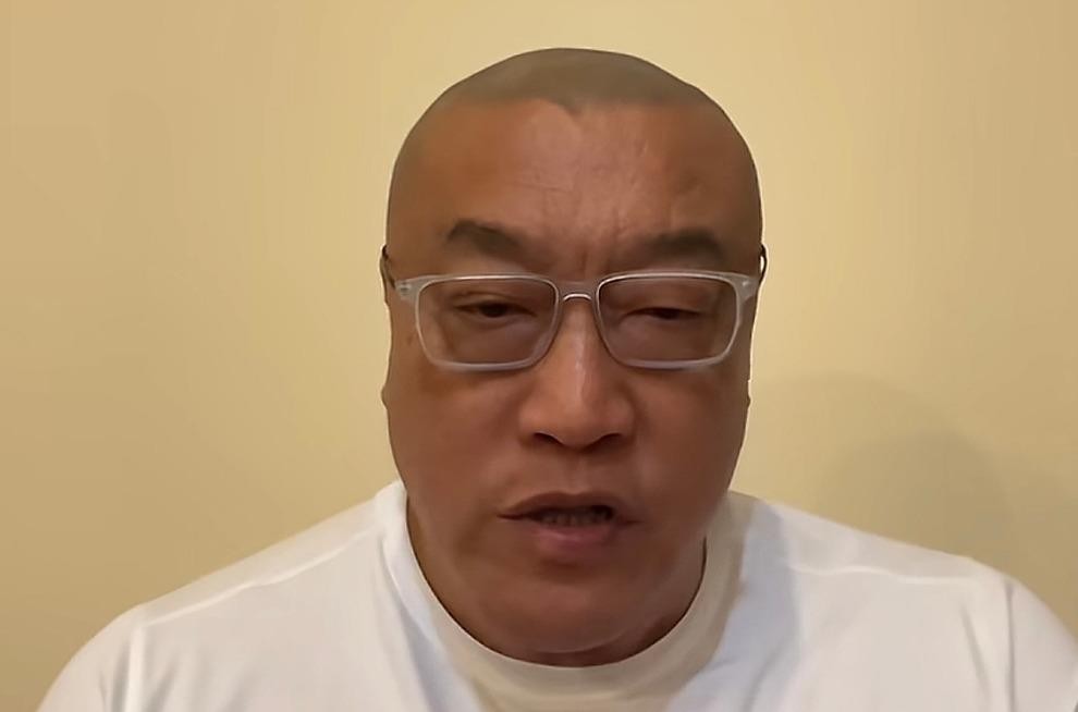 中国篮协这次硬刚马健，直接拒召杨瀚森回国打世预赛，就为让他安心在开拓者冲轮换。搁20年前谁敢想？王治