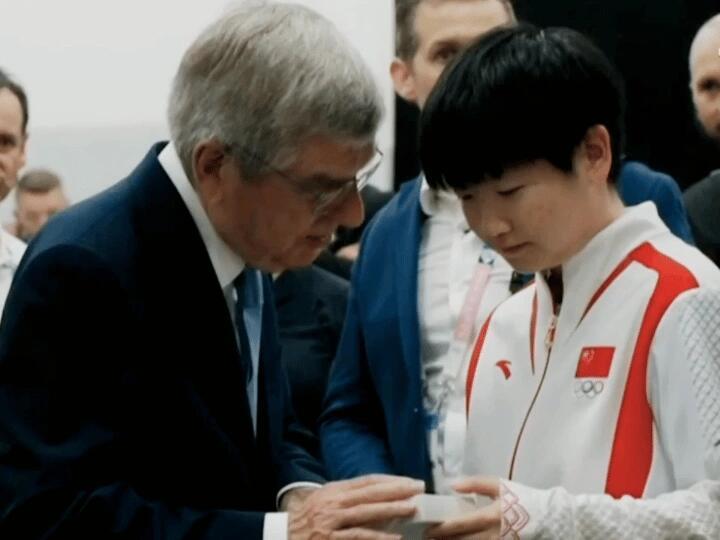 各界大佬对孙颖莎权威评价汇总一、国乒高层、现任教练组评价1.刘国梁
