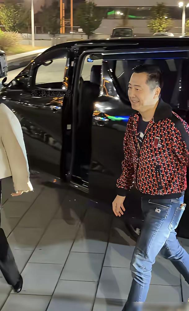 庾澄庆和现任看演唱会的照片传出来时，评论区都在盯着那只紧扣的手。有人突然翻出老照