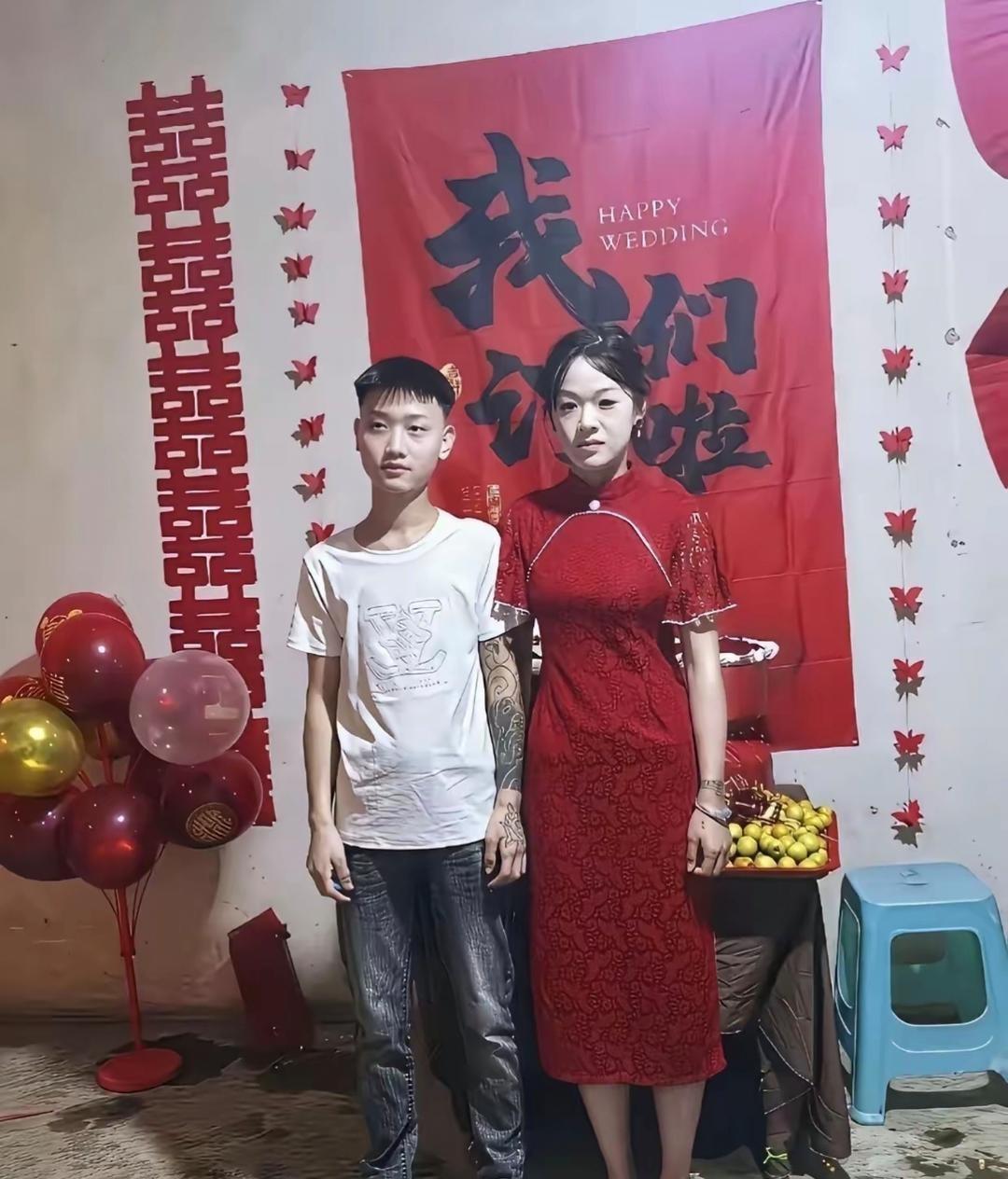 这新郎新娘看着也太年轻了吧，不知道到法定年龄了吗？