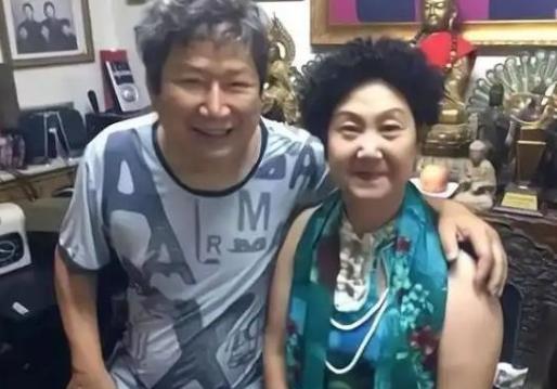 1989年，40岁李春平娶了78岁好莱坞影星，继承70亿遗产，后来女影星弥留之际