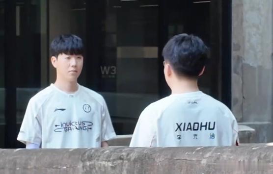 TheShy和Xiaohu对视7月23日，iG电子竞技俱乐部发布了2026LPL