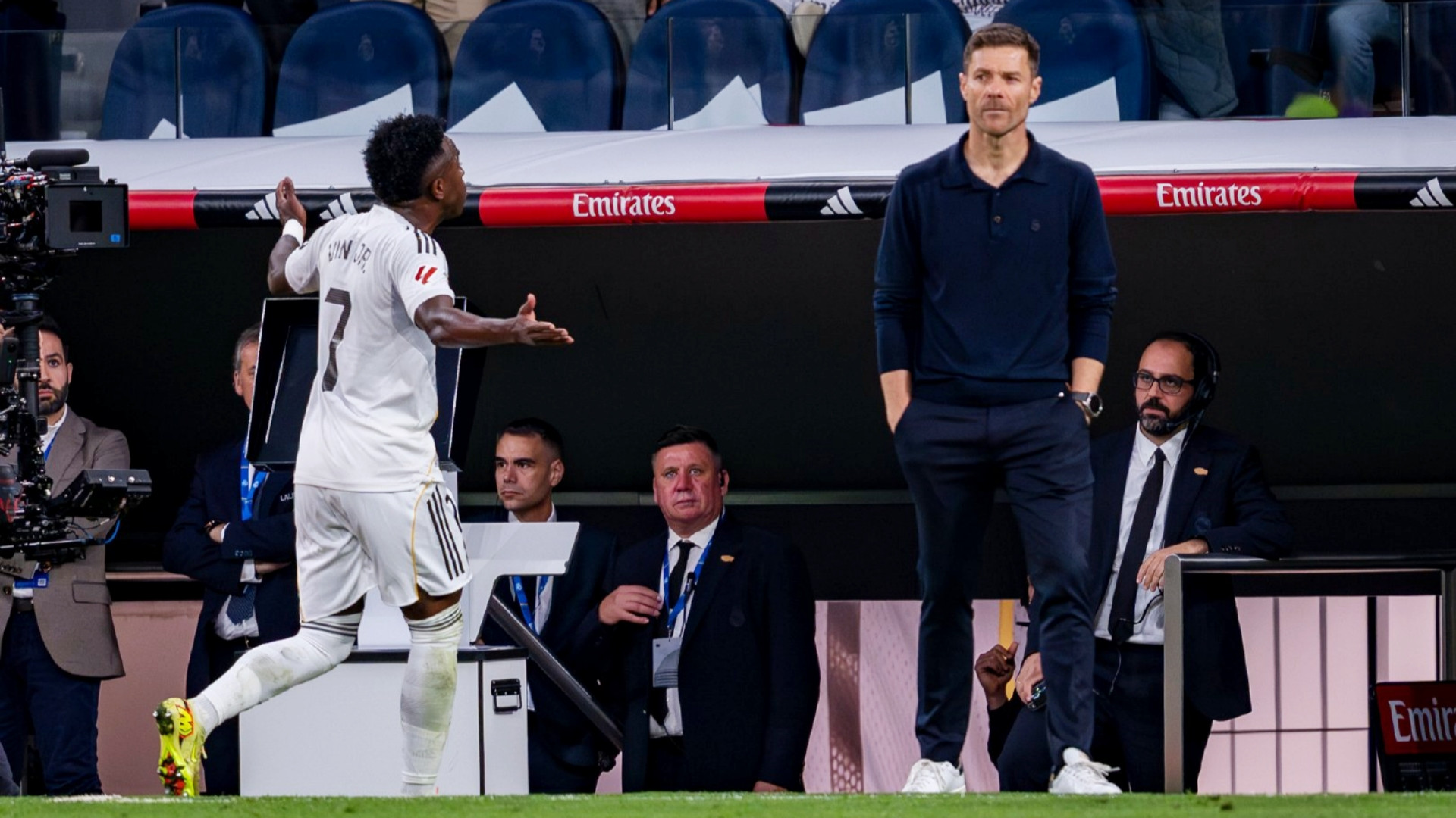 媒体报道，欧冠皇马对曼城一战将是阿隆索的生死战，他的管理方式和战术安排遭到队内质