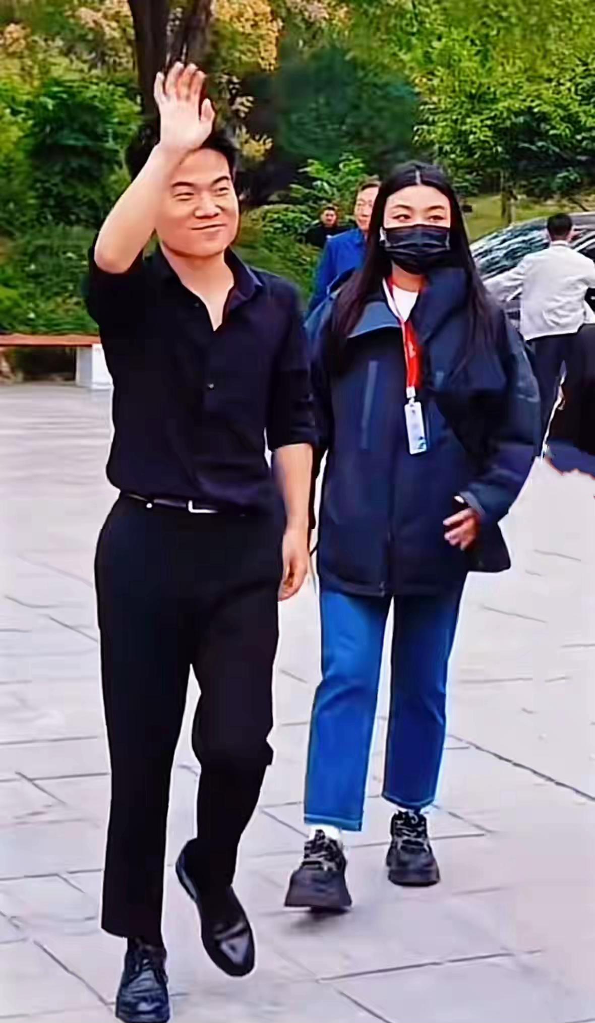 搞不明白了，他俩到底谁是谁领导？我的印象里，董宇辉是与辉同行的创始人，不折不扣