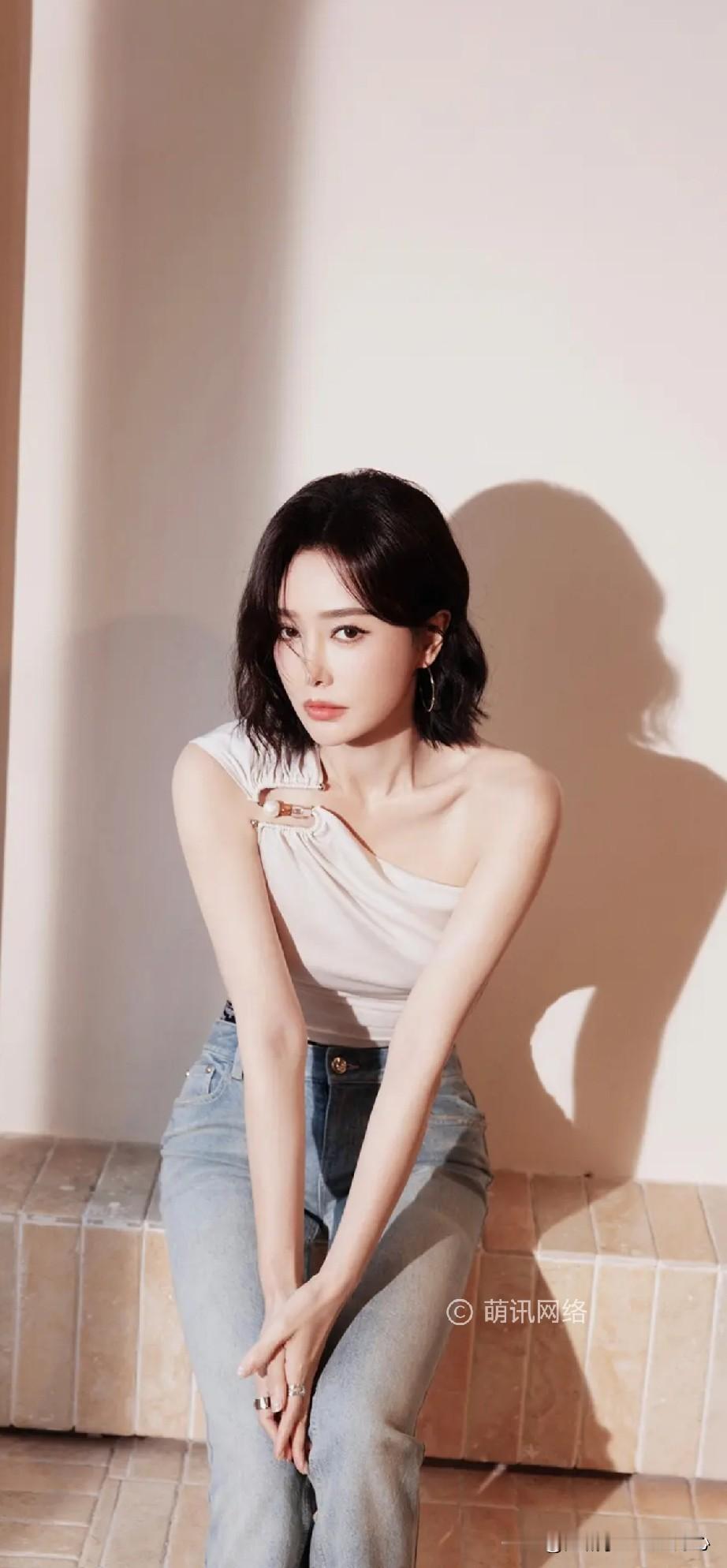 秦岚的锁骨能养鱼，她的“中年少女感”到底凭什么？如果说娱乐圈有一位女明星的身体部位比她的脸更出圈，秦