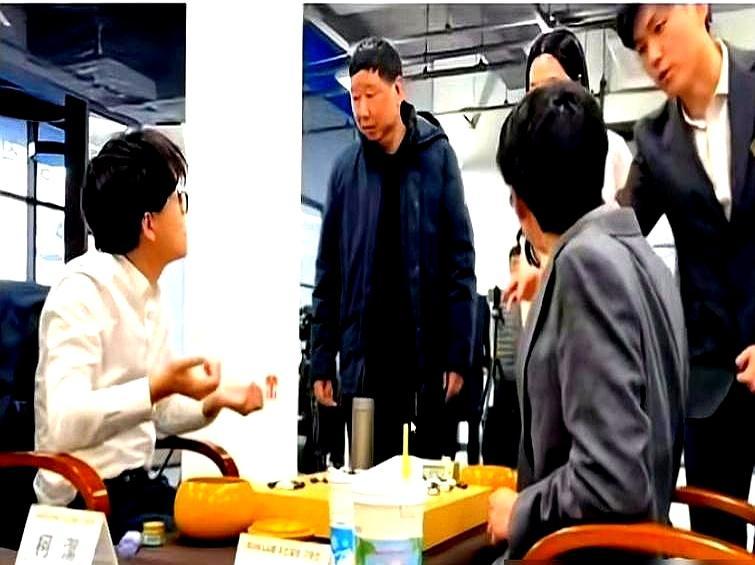 他因为没放好两颗死子，被判输掉世界冠军。一年后，他让整个比赛“死”了。决胜