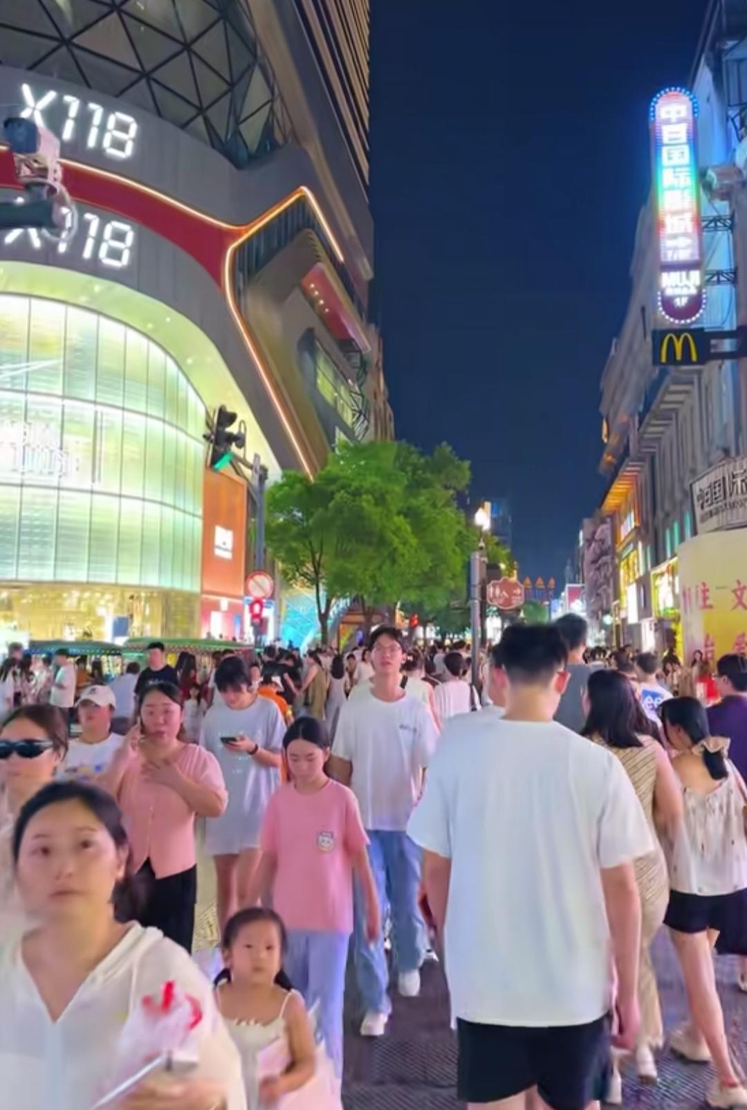 终于知道为啥大家都不想结婚了，看看网友是怎样评论的：网友1、生个儿子就变成了