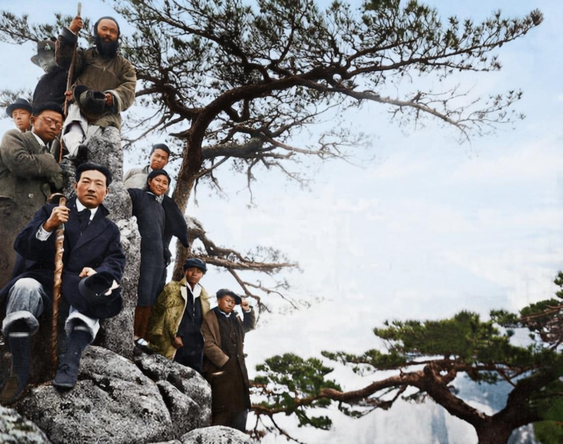 这张照片，记录了1936年春，中国近现代画坛的两位巨匠——徐悲鸿与张大千，在黄山