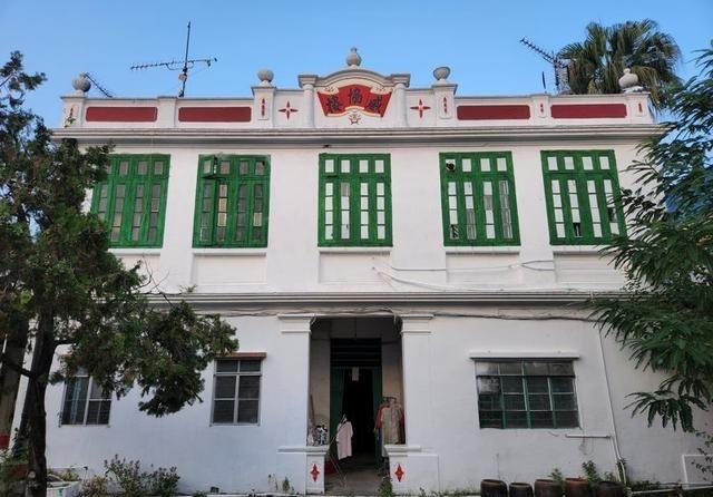 沈鸿英在1925年带着一妻六妾，成群子女和万贯家财流亡香港，在元朗购入大量田产，