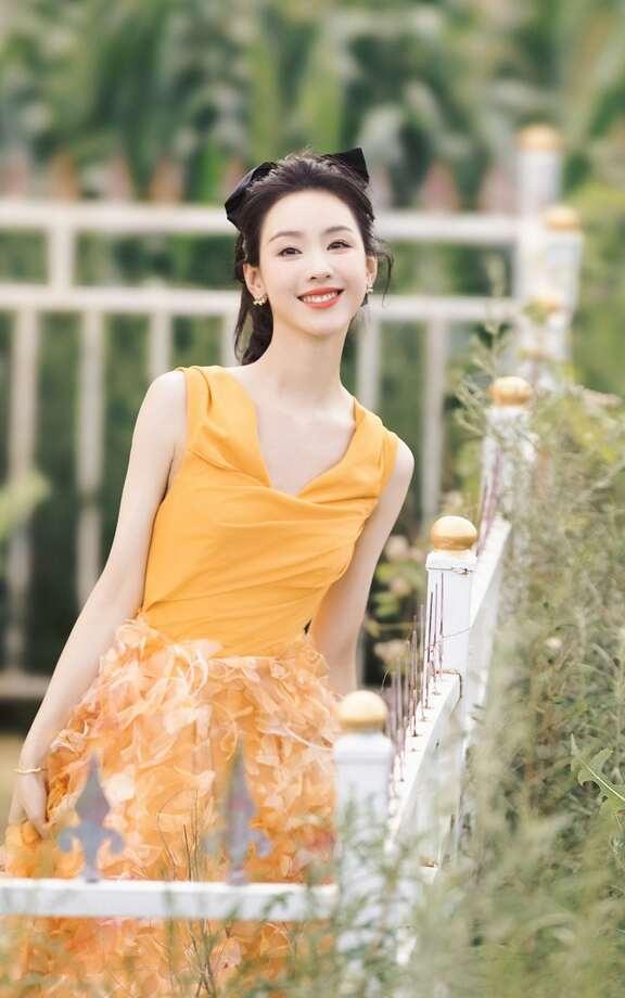 陈都灵黄色田园风陈都灵女明星陈都灵好仙淡黄的长裙蓬松的头发黄色系散发
