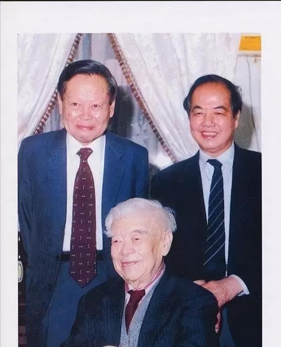 1997年5月，大物理学家杨振宁与李政道恭恭敬敬地侍立在一位老人身后，老人的脸上