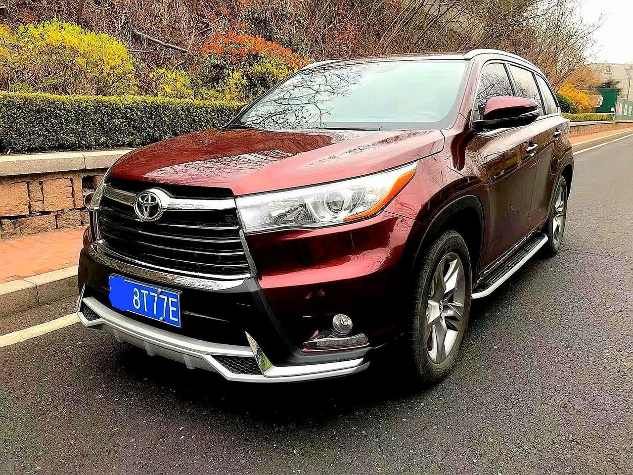 这是顶配的汉兰达，也是美版汉兰达的外观。美版汉兰达跟国内汉兰达有一些细微的区别？