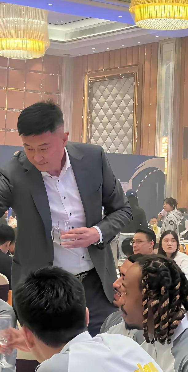 比赛前喝得有多高兴，比赛后就有多没脸见球迷！广东队惨败给广州队后，杜峰一声不哼