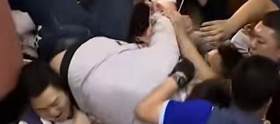 通缉犯沈伯洋被摔成重伤，还很可能是脑震荡，请问大家高兴不？12月17日，身为“