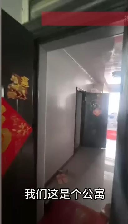 内蒙古“公共走廊被邻居爆改成厨卫”的荒诞事件有了后续，邻居男主人叫嚣：“不卖就砸