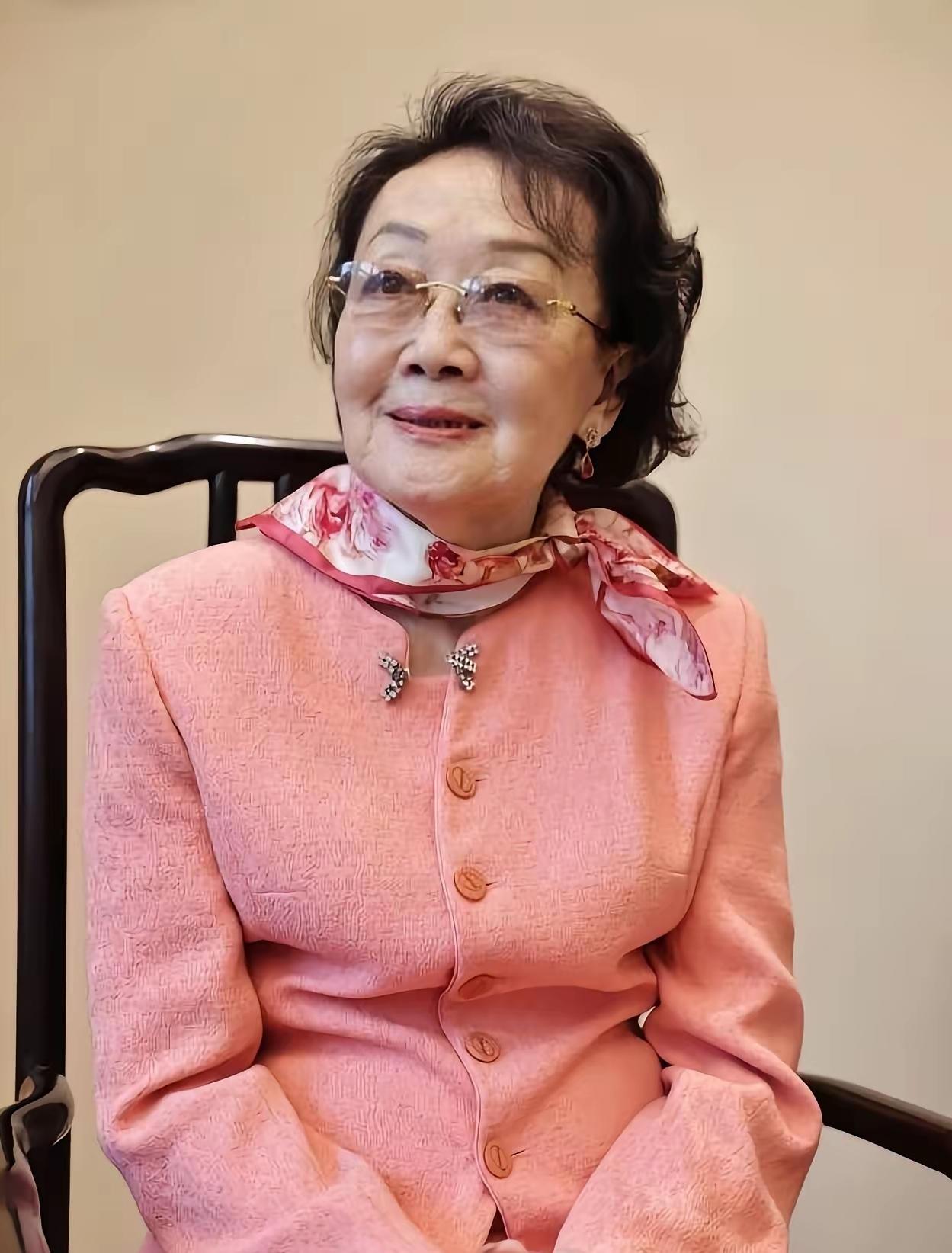 张素久，女，汉族，著名爱国将领张治中将军的女儿。1935年出生于南京，1952年