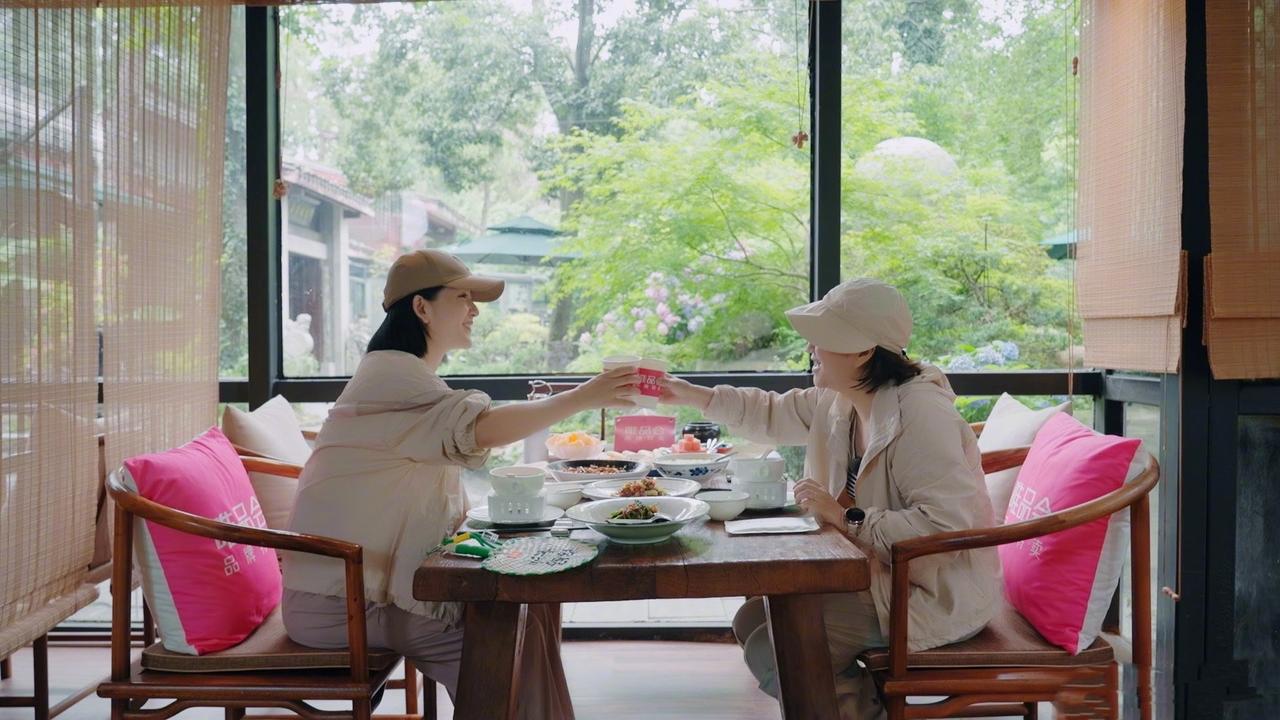 李维嘉为谢娜复出，长沙岳麓山共叙姐妹情深2025年9月13日，李维嘉与谢娜的