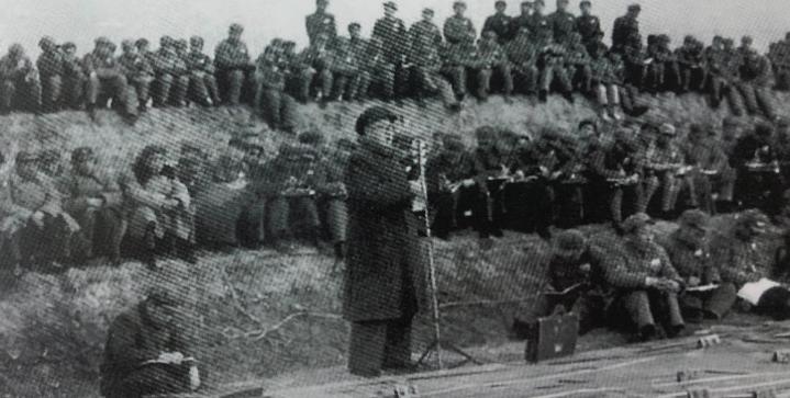 上世纪五十年代，刘伯承院长指导南京军事学院实兵示范演习时讲话的场景。根据权威史料