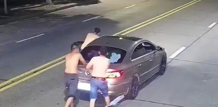 最近襄阳三位男子酒后推车的事儿挺火。6月11日21时许，雷女士看到他们在樊魏路推