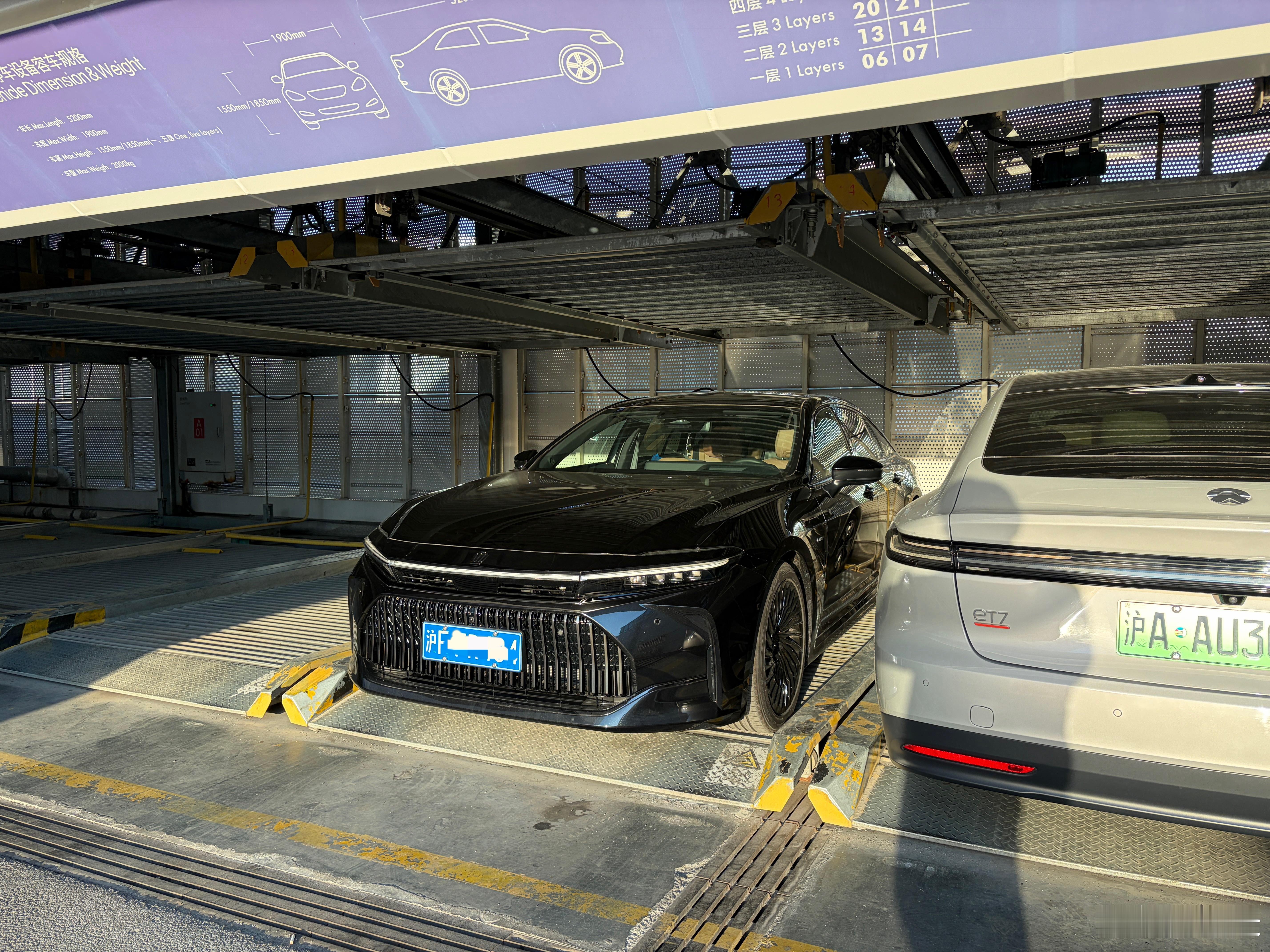 皇冠Sedan的尺寸相对于老皇冠家族，可以说是进一步的突破了，主要是车宽加到了1