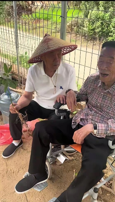 人出名了也会有烦恼，这不94岁的杨少华还被儿子拉出来吸金去参加一个农家院的开业庆