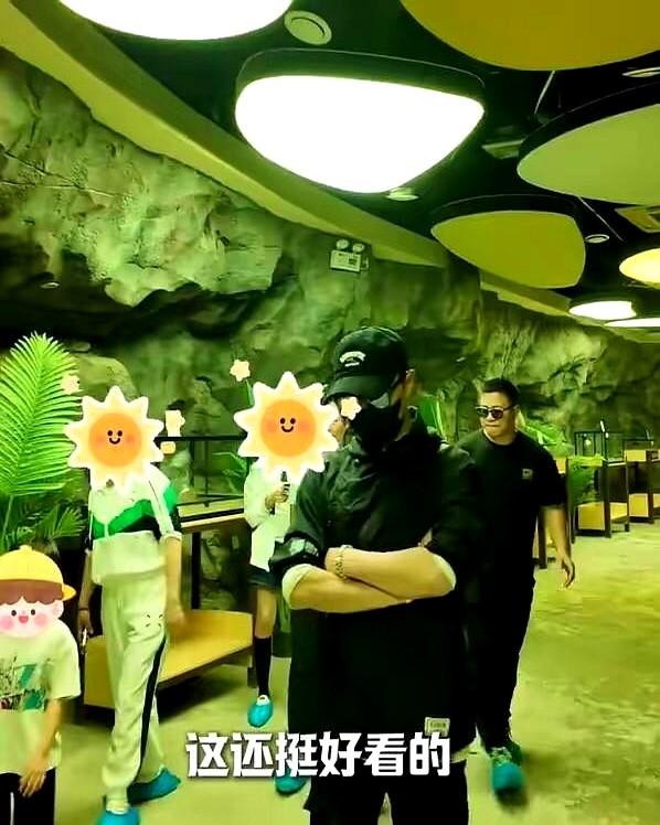 这个父亲节，忙坏了汪峰汪峰这个父亲节过得着实不易，带着三个娃忙得不可开交。