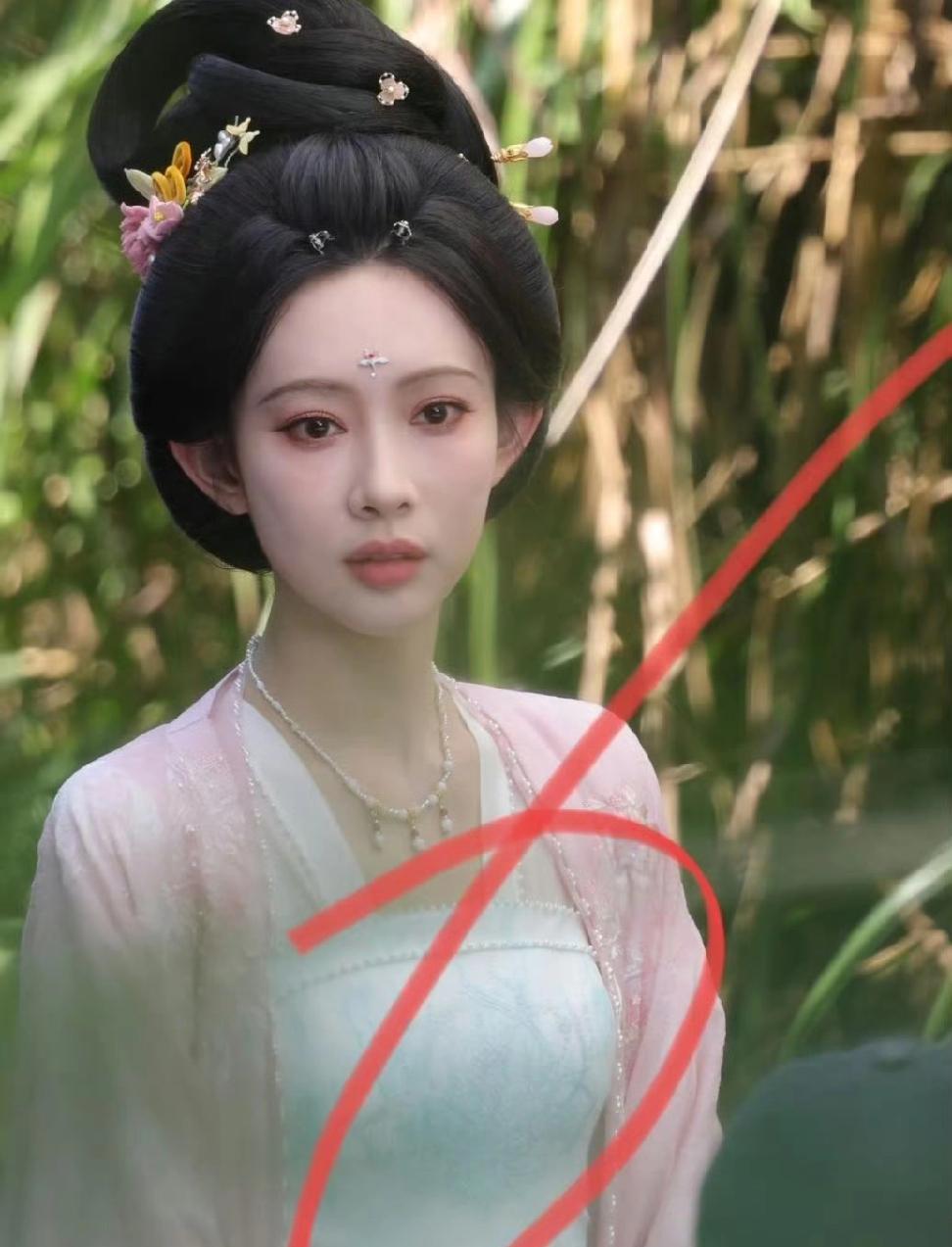最近总有人说孟子义和杨紫长得像，感觉孟子义还是要好看一些的，我能get到有些人说