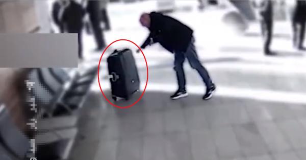 荷兰外交官在机场露馅，被伊朗特工包围，行李箱发现重要罪证2026年2月下旬，