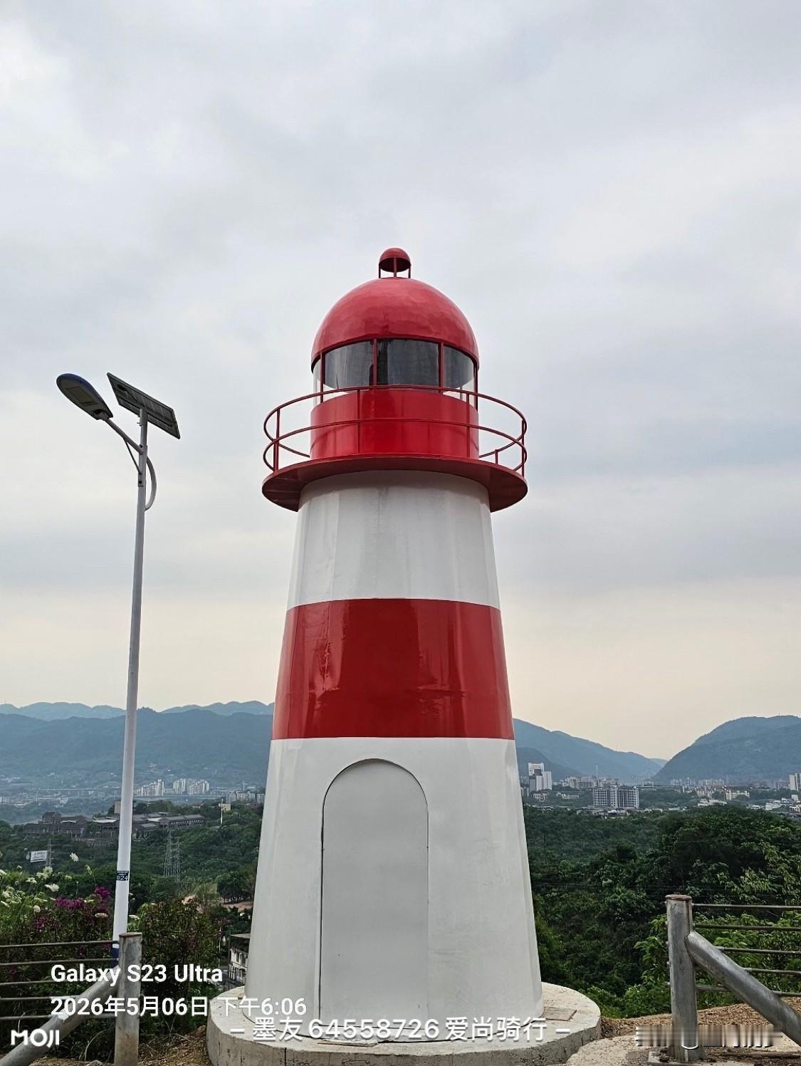 给大家分享一张福建平潭岛长江澳风车田的照片。五一假期，像黄山、西湖这种热门景点人