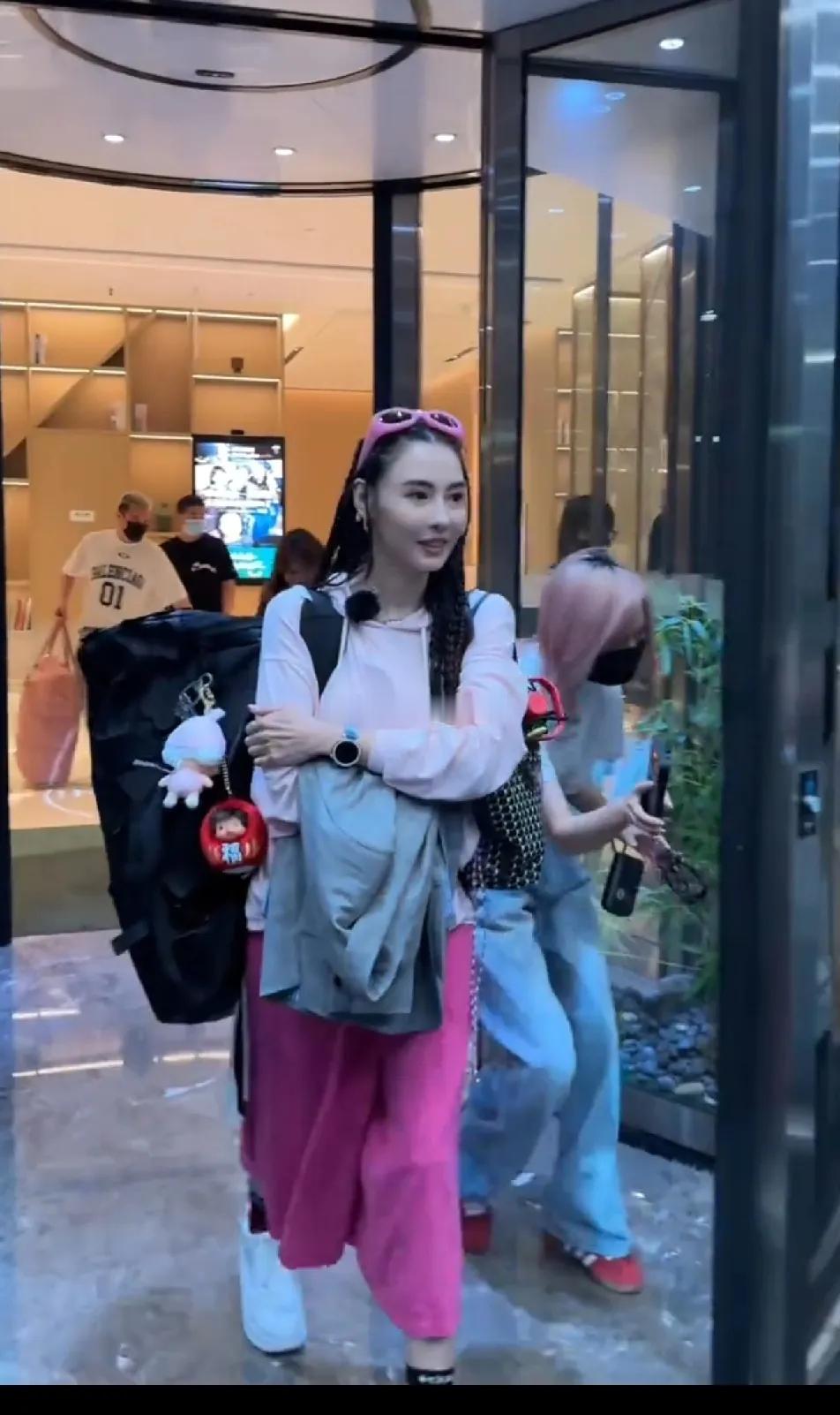 看《一路繁花》的路透，被张柏芝的穿搭圈粉了！内心得多阳光的人才能每次都穿的那么五