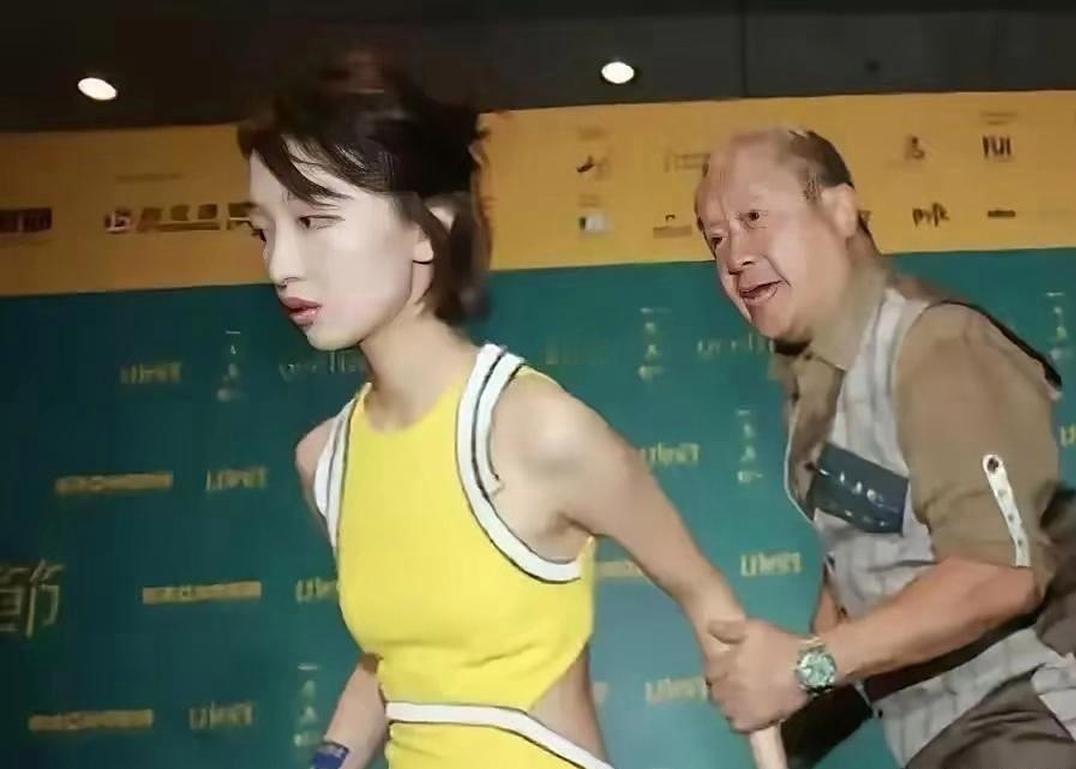2016年，在香港亚洲电影节红毯上的一幕，当时红毯上人多拥挤，曾志伟怕周冬雨摔倒