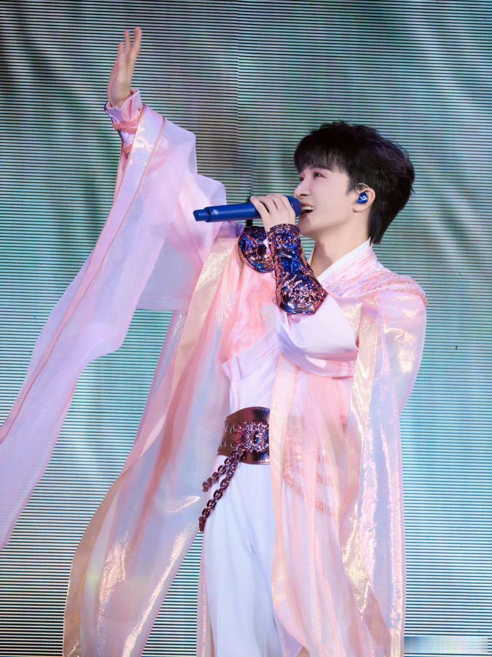 周深发长文读完周深的长文才懂，这场香港演唱会对他有多特别，字里行间的珍惜与感恩