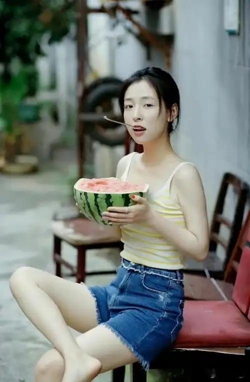 吴倩回应花期过了吴倩当年火起来，是因为小白花的气质，没想到被爆料隐婚生子，老公张