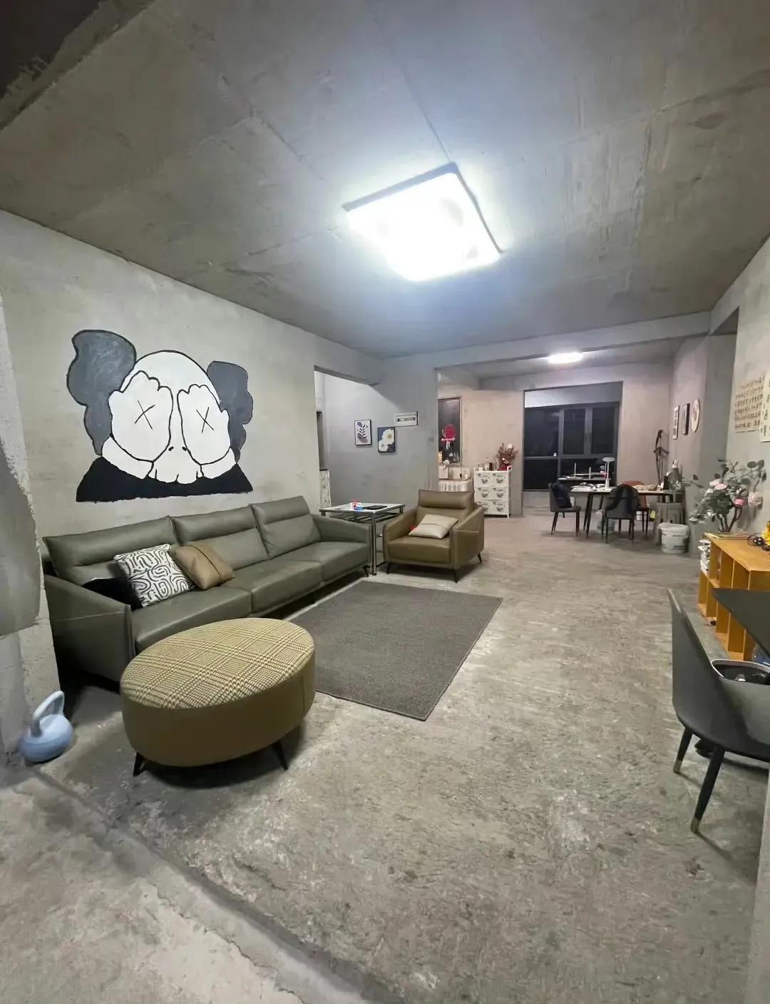 广东一位阿姨太睿智了，整个装修花了不到两万，就入住毛坯房。看起来布置得还挺