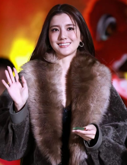 为什么要在脚心贴一个白色的胶？是怕鞋子会掉吗？​​​