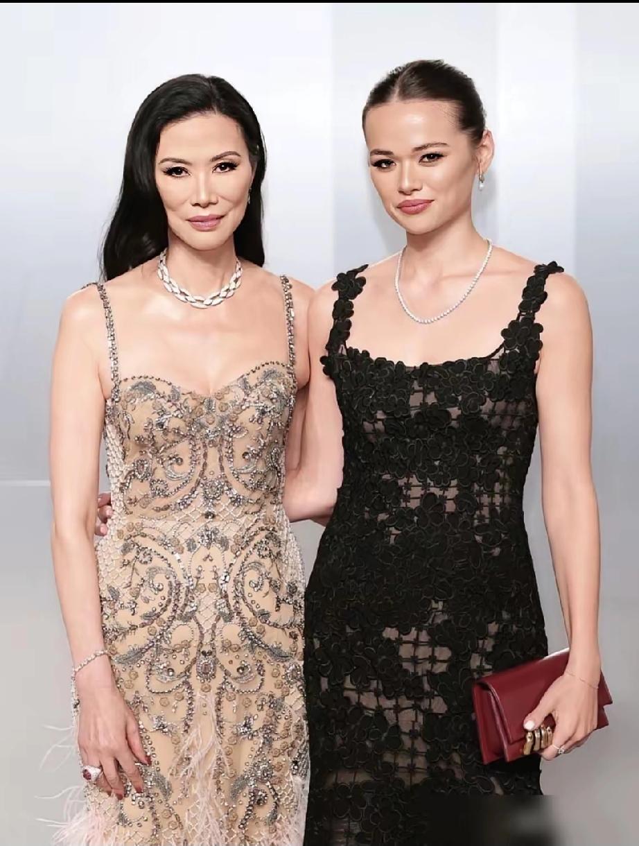 邓文迪和女儿奥斯卡高调亮相！女儿是百亿美金大亨默多克新信托核心受益人！邓文迪的