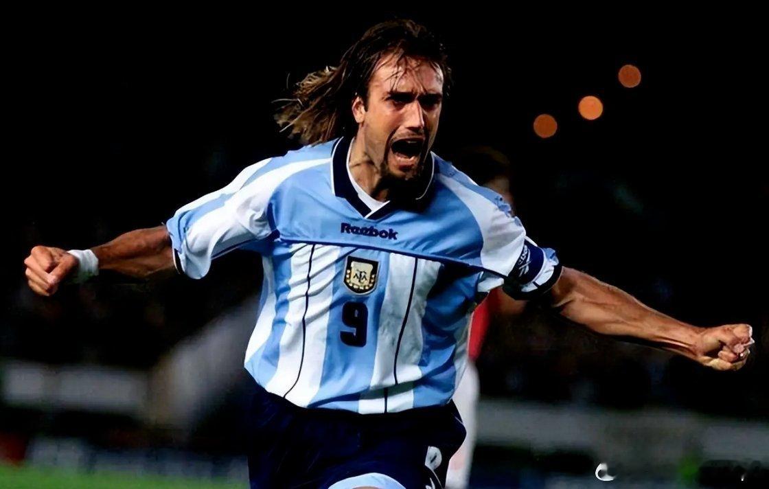 作为阿根廷足球史上的传奇射手，巴蒂斯图塔近日在接受媒体专访时，就国家队锋线核心人