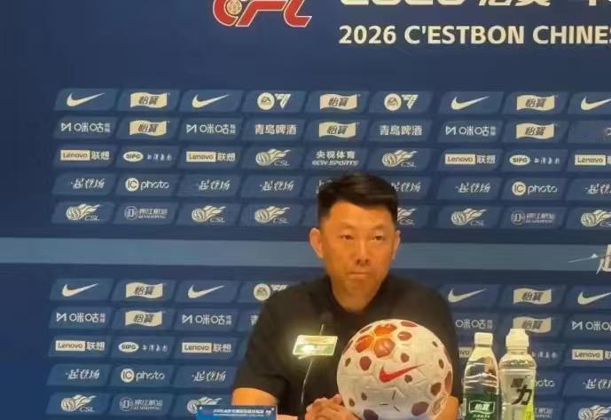 泰山队这回真遇到麻烦了。昨天全队飞重庆，王大雷第一个推开车门走进机场。但这次