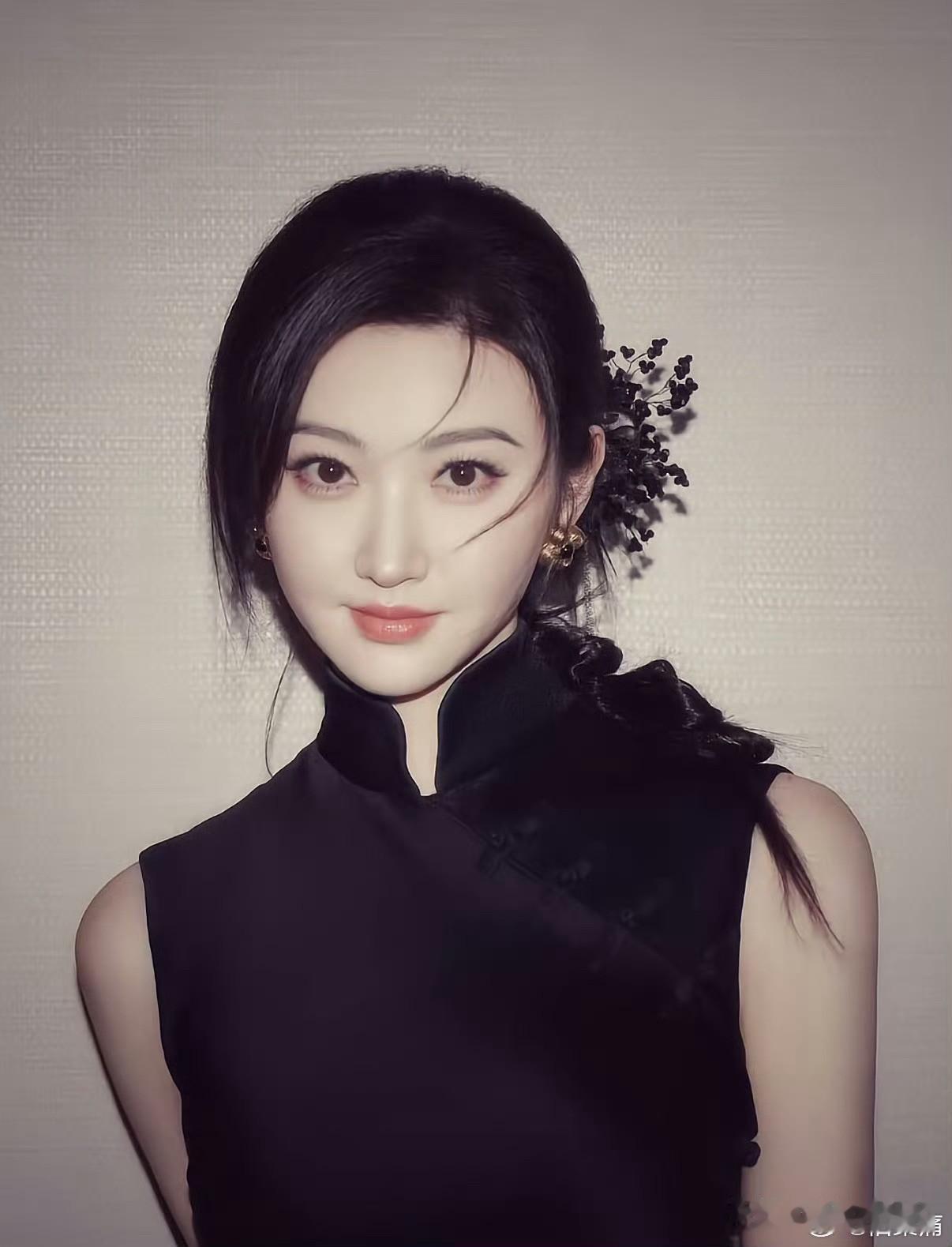 景甜这事儿她第一任男友有直接责任，因为他把景甜保护得太好了。如果这次是真的，